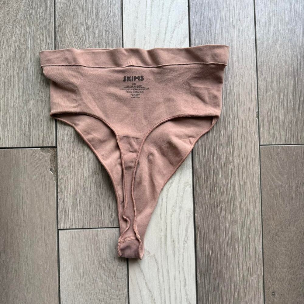 Skims high waisted thong lingerie - Picture 3 of 5